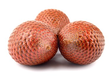 Taze yılan meyvesi beyaz arka planda izole edilir. Red Salacca. Salak meyvesi. Salacca zalacca, Yılan meyvesi .