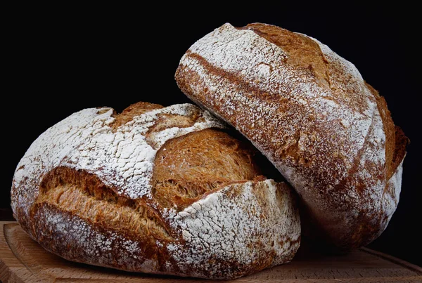 在木板上放两片乡村面包 烤好的面包 — 图库照片