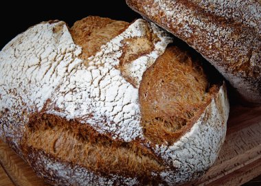 Tahta üzerinde bir somun rustik ekmek. Ev yapımı ekmek. .