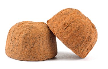 Beyaz arka planda izole edilmiş kakao kaplı çikolatalı trüf mantarları.