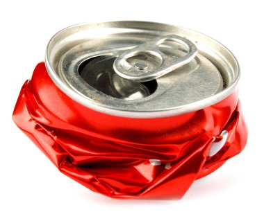  Buruşmuş bir coca-cola kutusu beyaz arka planda izole edilir..