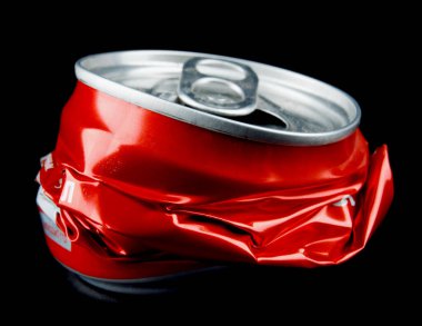  Siyah arka planda buruşmuş bir kutu kola..