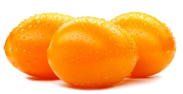 いくつかの美しい熟した黄色のトマトは白い背景に隔離されています トマトの皮に水が落ちる — ストック写真