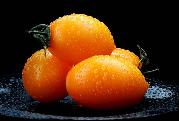 Schöne Gelbe Tomaten Liegen Auf Einem Schwarzen Teller Auf Schwarzem — Stockfoto
