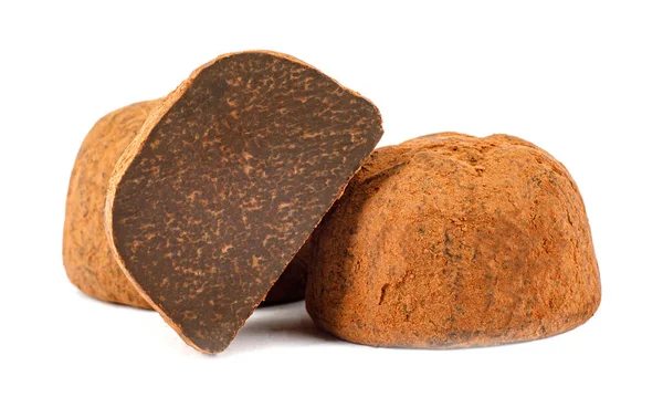 Choklad Tryffel Hela Och Hälften Isolerade Vit Bakgrund — Stockfoto