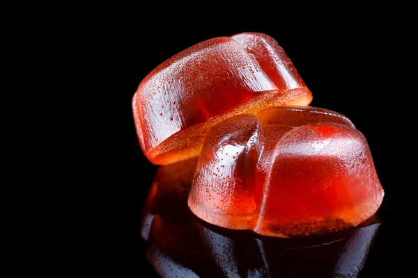 Bella Marmellata Caramelle Con Riflesso Isolato Uno Sfondo Nero — Foto Stock