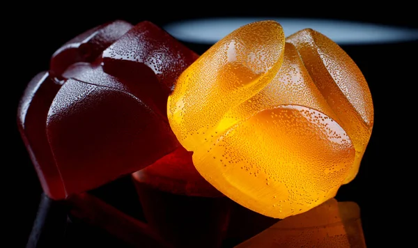 反射と美しい多色のマーマレードキャンディー — ストック写真