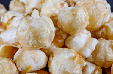 Patlamış mısırdan karamelli şekere kadar. Patlamış mısır yakın plan..