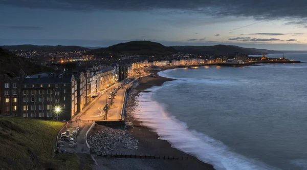 Παραλιακό δρόμο του Aberystwyth, στη δυτική ακτή της Ουαλίας, κατά το σούρουπο, με μια αργή ταχύτητα κλείστρου — Φωτογραφία Αρχείου