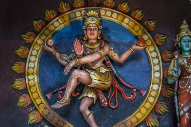 Renkli bir hindu tanrısı heykeli