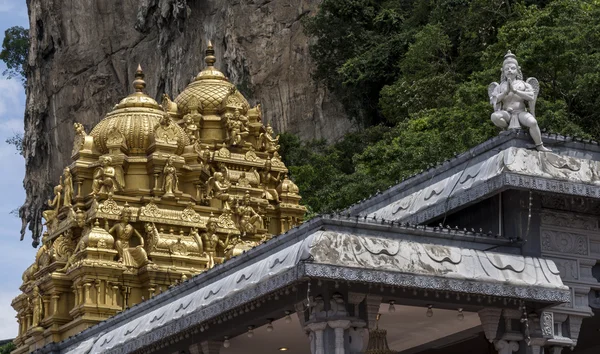 ヒンドゥー教の猿神と、華やかな、金色のヒンドゥー教寺院 — ストック写真