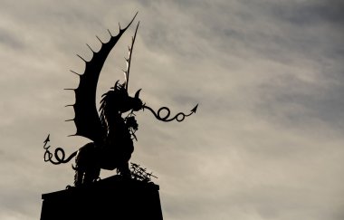 Siluet ejderha heykeli