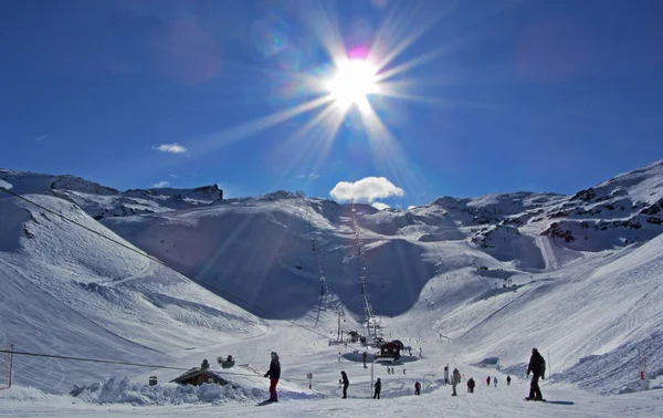 Stoki narciarskie w słońcu — Zdjęcie stockowe