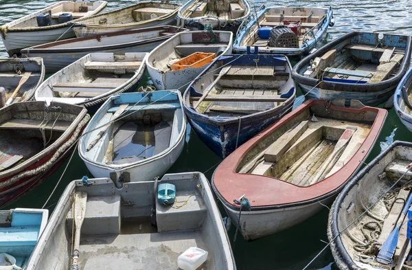 Coloridos botes de remos atados juntos en el puerto — Foto de Stock