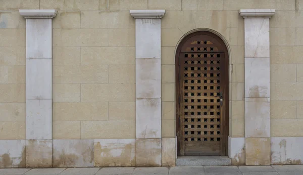 Старая деревянная дверь, вставленная в стену — стоковое фото