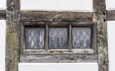 Geleneksel Tudor stili pencere çerçevesi