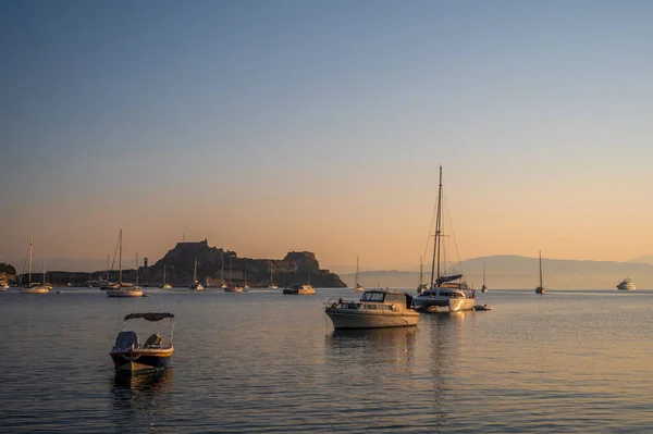 Pelabuhan Kota Corfu Depan Saat Matahari Terbit Beberapa Perahu Kecil — Stok Foto