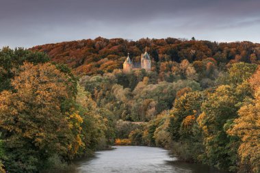 Castell Coch, Kızıl Kale, Cardiff, Galler 'in dışında, sonbaharda.