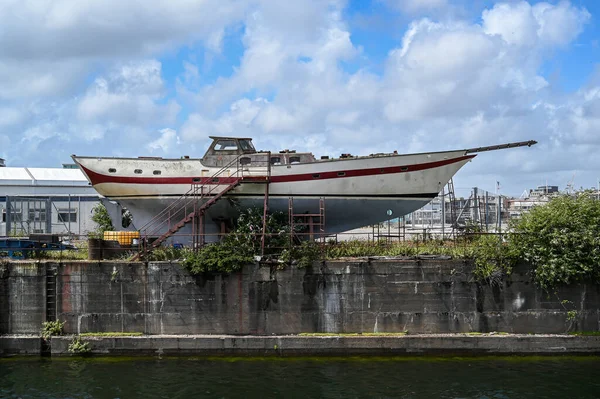 Barco Vela Fuera Del Océano Siendo Reparado Mantenido Astillero — Foto de Stock