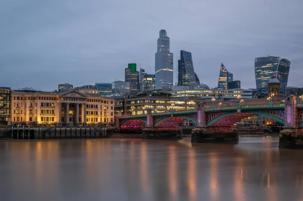 Uma Vista Cidade Londres Entardecer Lado Sul Rio Tâmisa Através — Fotografia de Stock
