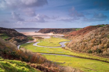 Three Cliffs Körfezi, Gower Yarımadası, Güney Galler, Pennard Kalesi 'nden alınmış, sahile bakan.