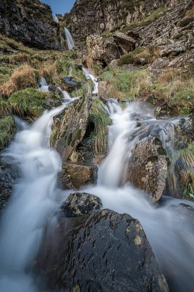 Una Cascada Las Montañas Del Valle Del Sur Gales — Foto de Stock