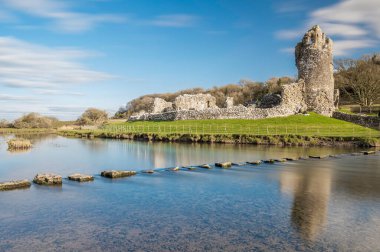 Ogmore Kalesi, Bridgend, Güney Galler yakınlarındaki harabe bir Norman kalesi. Kale Ogmore nehrinin pürüzsüz suyuna yansıyor..