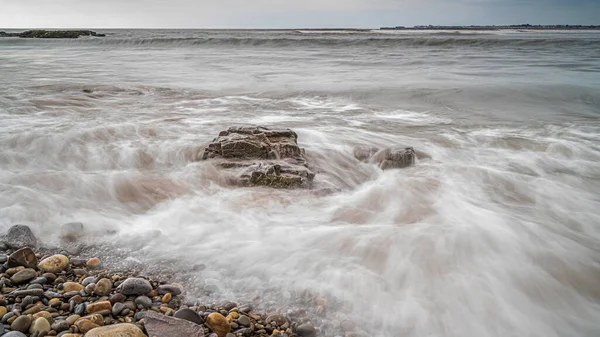 Wellen Stürzen Über Einen Kiesstrand Mit Mehreren Bunten Kieselsteinen Ufer — Stockfoto