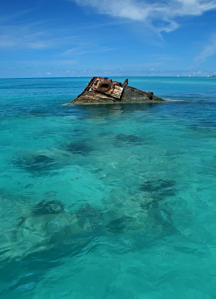 Разрушение корабля в тропическом море — стоковое фото