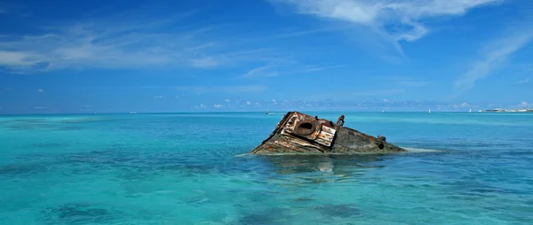 Naufrage d'un navire dans une mer tropicale — Photo