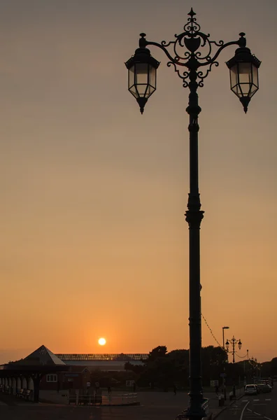 Farola adornada al atardecer — Foto de Stock