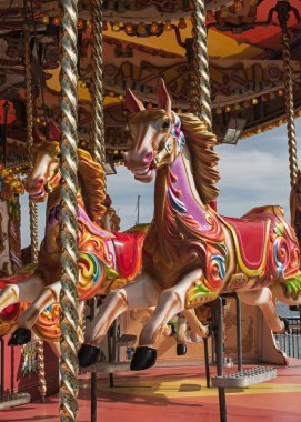 Renkli Carousel atlar