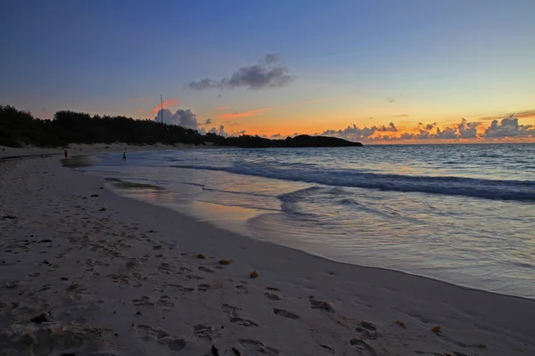 Sonnenaufgang an einem breiten Sandstrand — Stockfoto