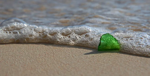 Vidrio de mar verde en la orilla — Foto de Stock