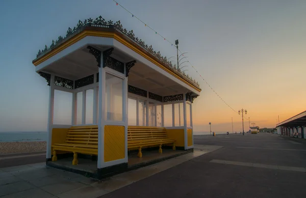 Reino Unido refugio frente a la playa al atardecer — Foto de Stock