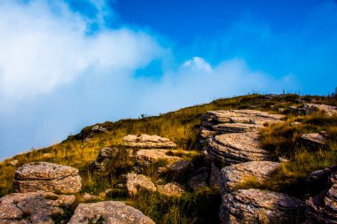 Campofontana patikasındaki kayalar Campofontana yakınlarındaki Lessini Dağları 'ndaki Campofontana, Verona, Veneto, İtalya