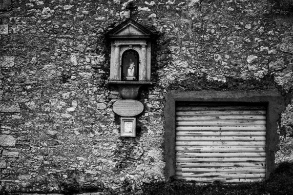 Schwarz Weiß Foto Einer Hausfassade Mit Geschlossenem Vintage Verschluss Und — Stockfoto