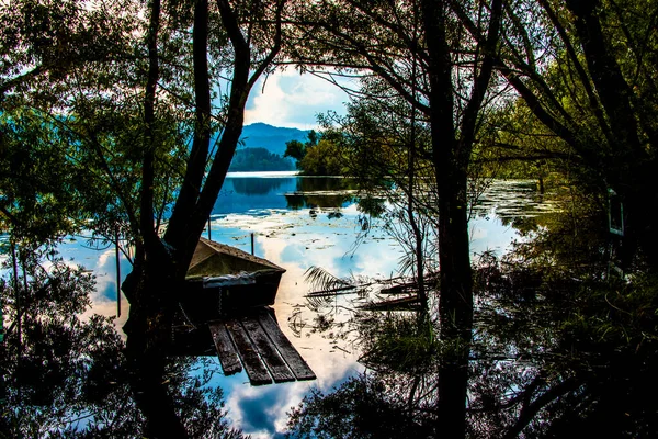 Romanticamente Abandonados Barcos Vermelhos Brancos Nas Margens Dos Lagos Revine — Fotografia de Stock