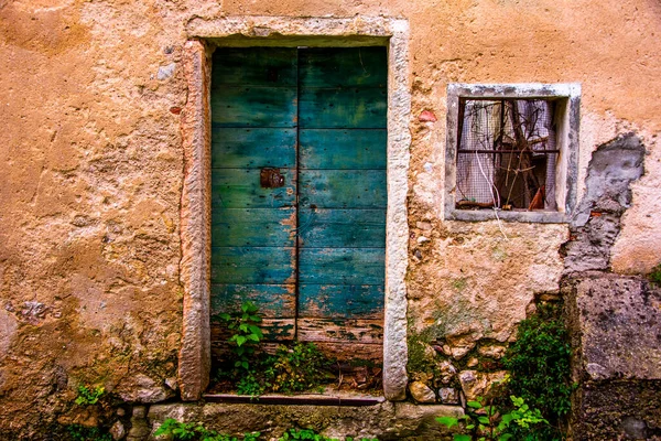 Stare Zużyte Zielone Drewniane Drzwi Ścianą Ochry Dolinie Chiampo Veneto — Zdjęcie stockowe