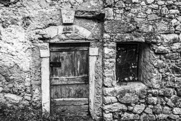 Staré Opotřebované Dřevěné Dveře Patchworku Stěn Různými Styly Údolí Chiampo — Stock fotografie