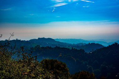 Lusiana, Vicenza, İtalya 'daki Valle dei Mulini yolundan Venedik tepelerinin katmanlı manzarası