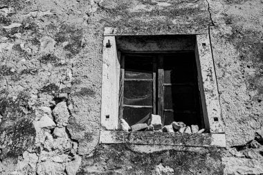 Lusiana, Vicenza, İtalya 'da Valle dei Mulini' deki grunge duvarında örümcek ağları ve buruşuk perdeleri olan eski pencere.