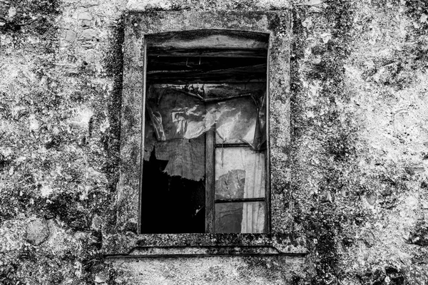 Altes Fenster Mit Spinnweben Und Zerknitterten Vorhängen Der Grunge Wand — Stockfoto