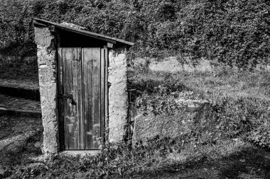 Lusiana, Vicenza, İtalya çevresindeki tepelerin arasında eski bir tuvalet.