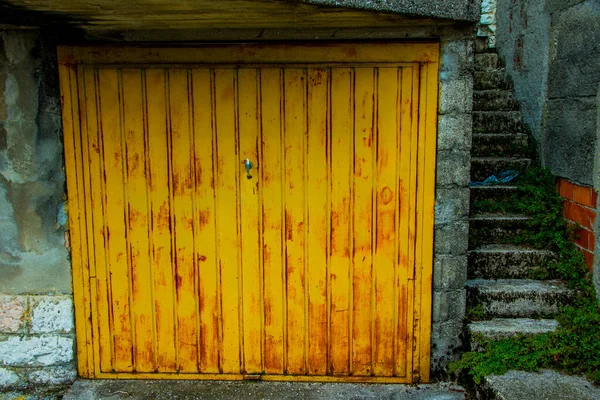 コヴォロ ルシアナ ヴィチェンツァ イタリアのヴィンテージガレージの黄色の鉄ドア — ストック写真