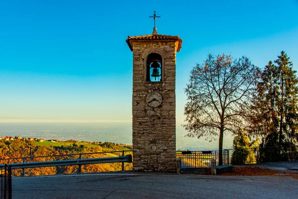 Zvonice Campana Podzimního Dne Stromy Zbarvenými Červeně Žlutě Lusianě Vicenze — Stock fotografie