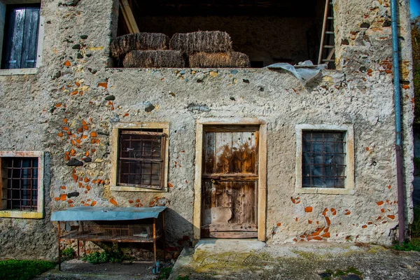 Porträt Einer Scheune Mit Tür Und Fenstern Aus Holz Ziegel — Stockfoto