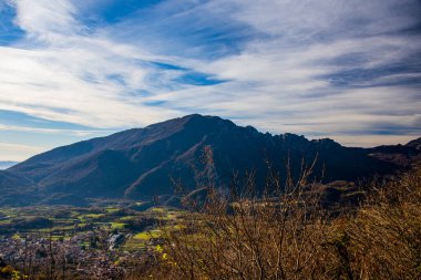Monte Summano 'nun sonbahar manzarası Cogollo del Cengio' nun yukarısındaki dağlardan, Vicenza, İtalya