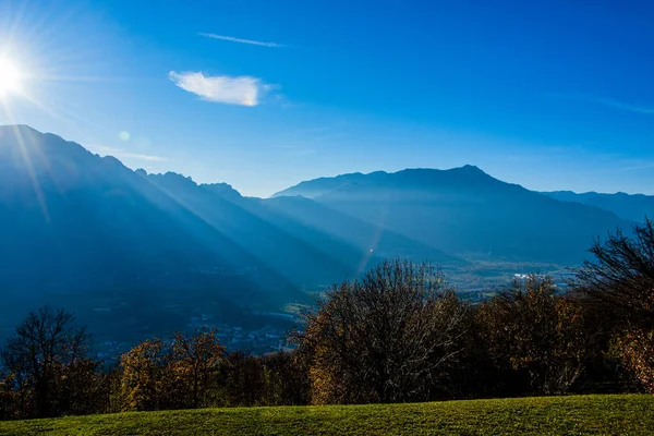 Promienie Słoneczne Przenikają Przez Góry Valdastico Asiago Vicenza Włochy — Zdjęcie stockowe