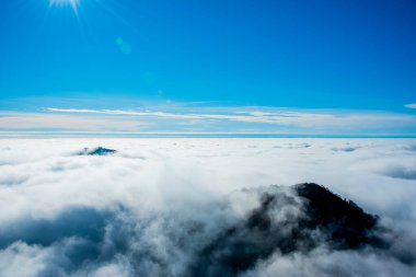 Bulutlar ve alp zirveleri, İtalya 'nın Recoaro, Vicenza, İtalya etrafındaki bulutlarda çam ağaçları ve kayalar.